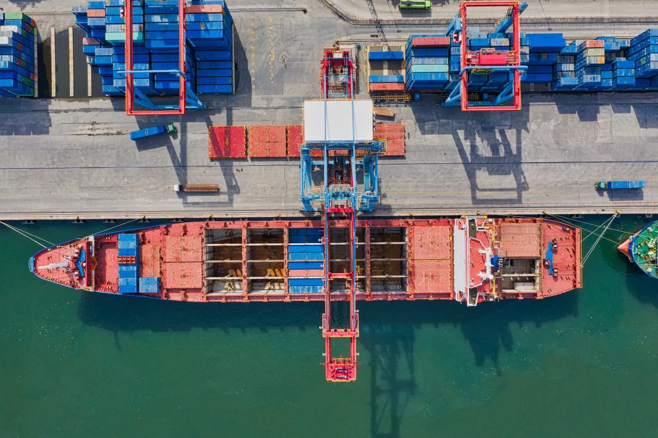 Loading containers onto a vessel - the point risk transfers under Incoterms