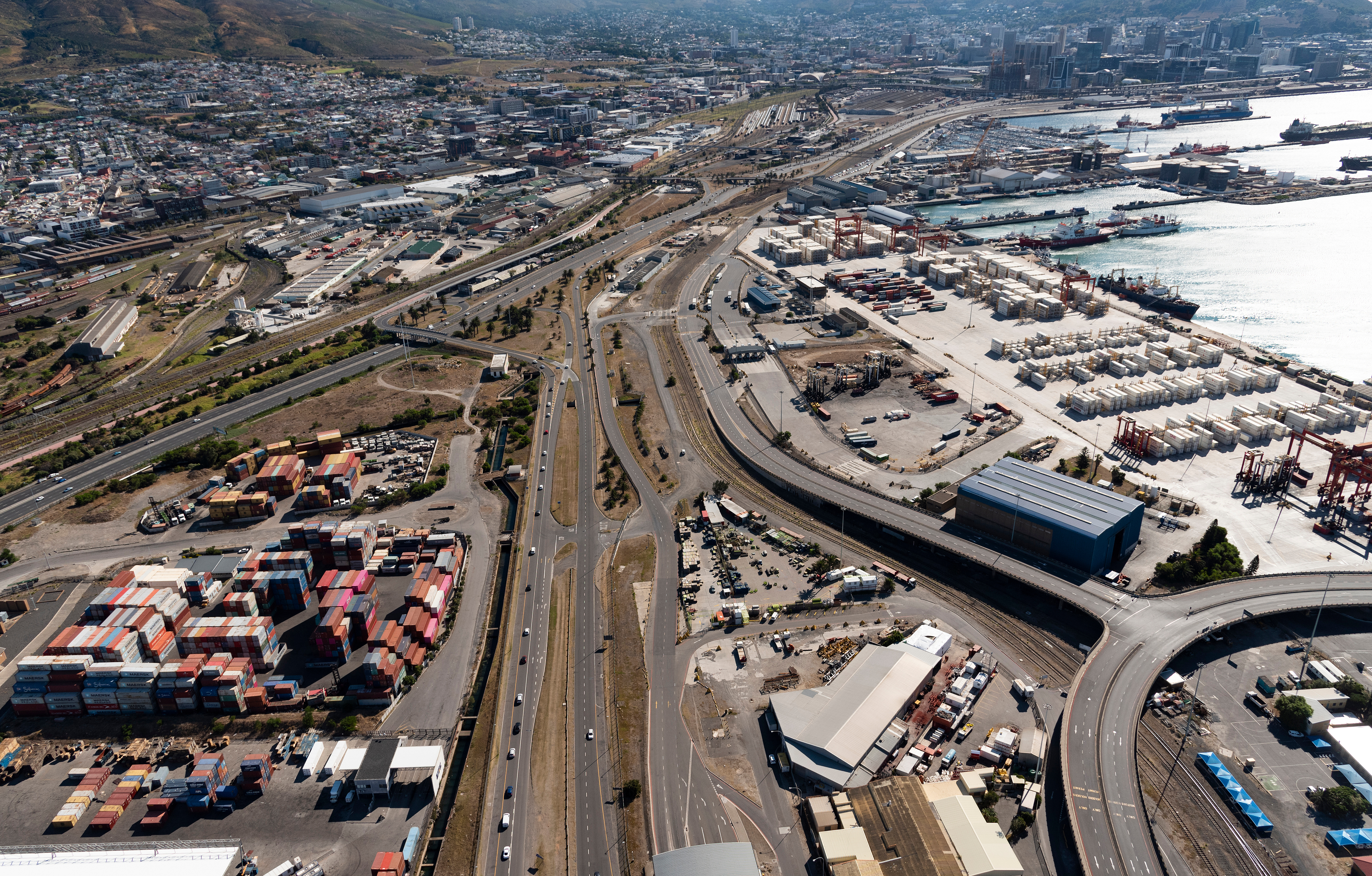 Port infrastructure and container transport in exports to Africa