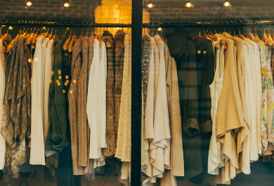 How does a used clothing sorting facility work? From delivery to sale